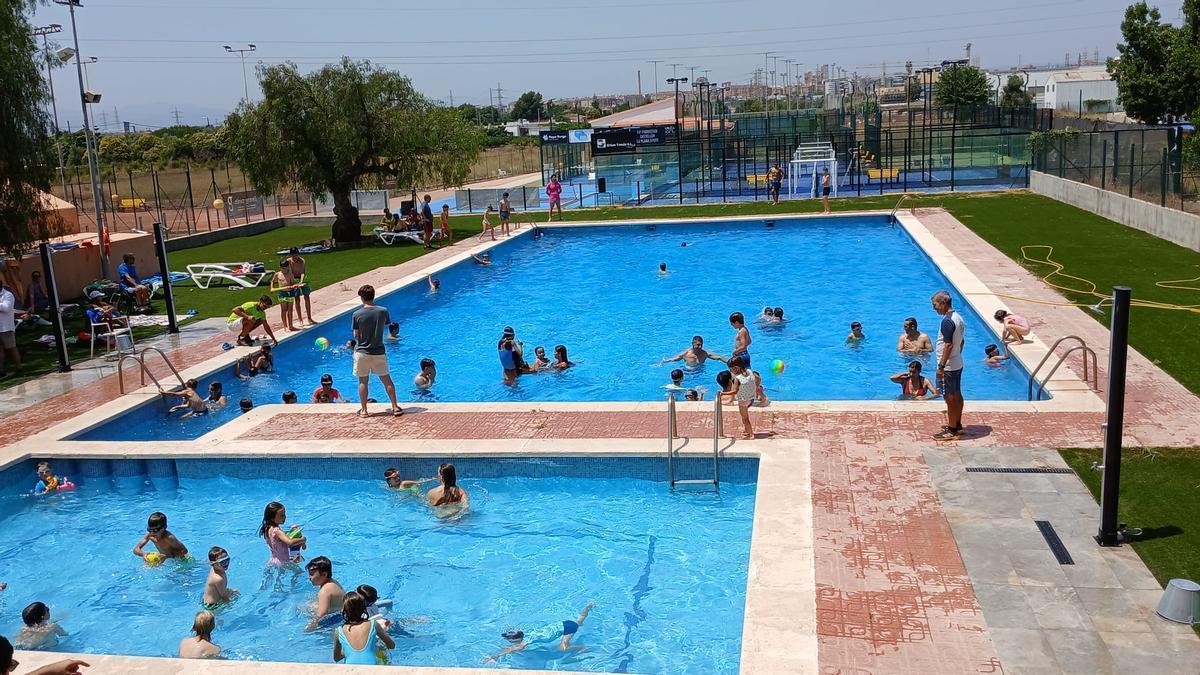 Los niños del campus disfrutan en la piscina de las completas instalaciones de La Plana Sport Castellón.