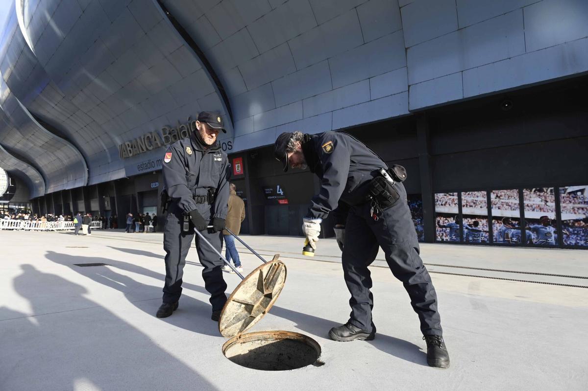 Dispositivo de la Policía Nacional en un partido de riesgo en Balaídos, el que enfrentó al Celta y al Real Madrid