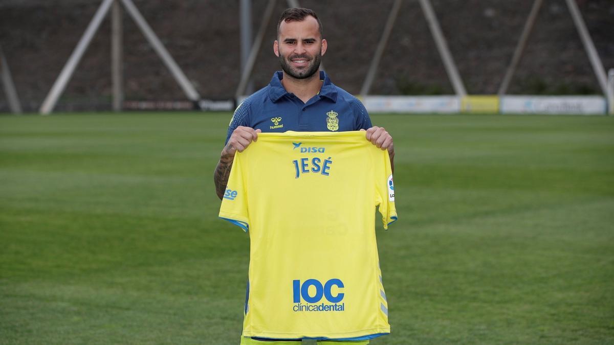 Jesé posa con su nueva camiseta.