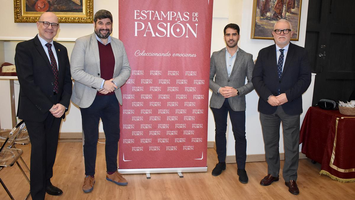 Antonio José García, presidente de la comisión de publicaciones del Cabildo; Francisco Javier Cortés, representante de Estampas de la Pasión; Diego Avilés, concejal de Cultura; y José Ignacio Sánchez, presidente del Cabildo Superior de Cofradías.