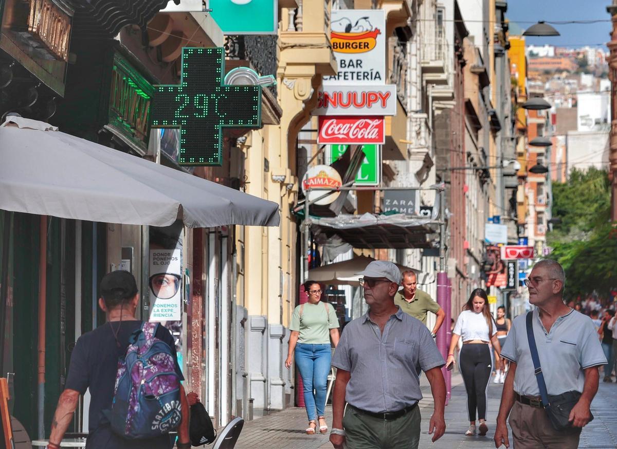 Viandantes durante una ola de calor