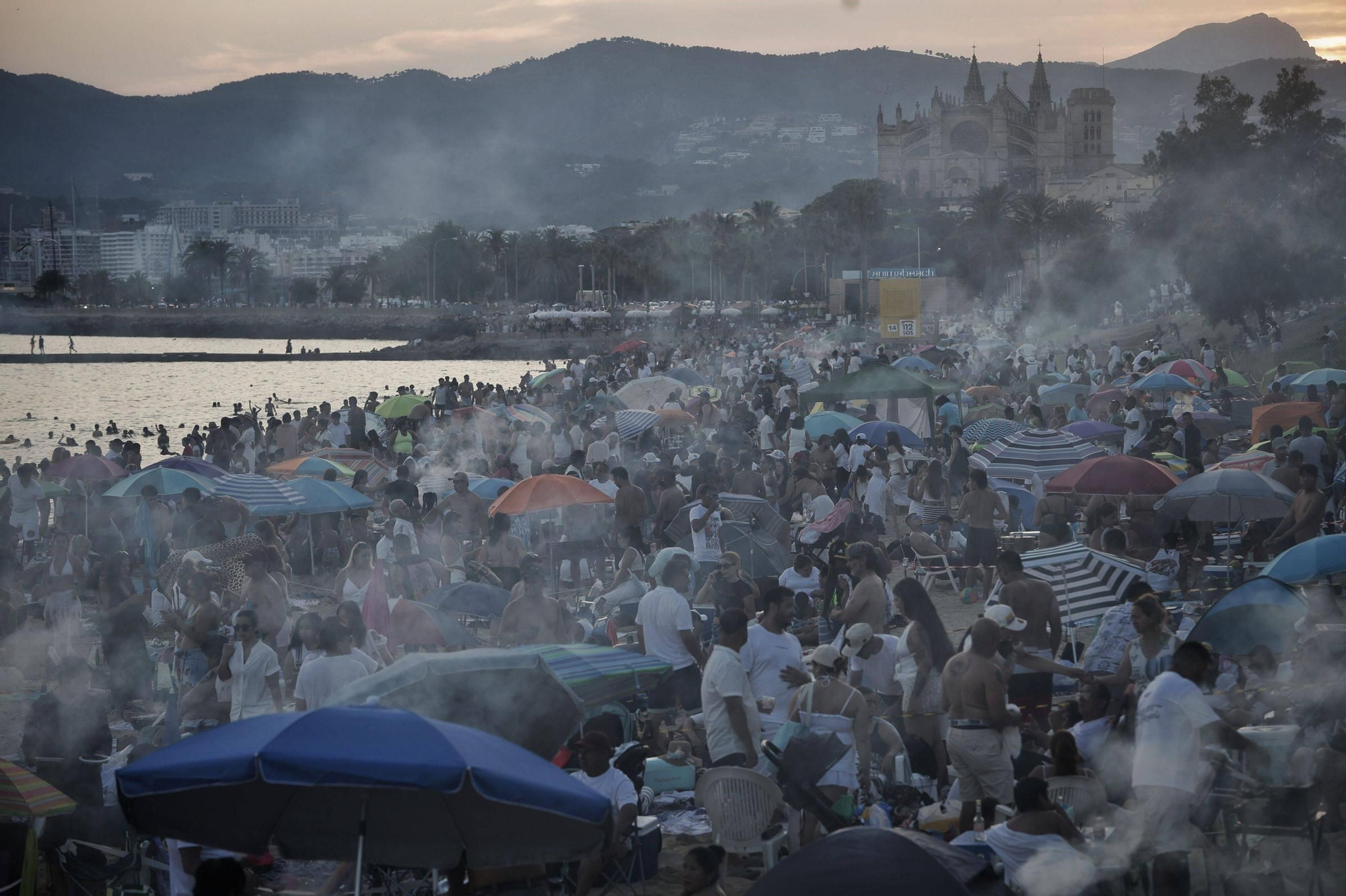 Palma disfruta de su noche más mágica del año con Sant Joan