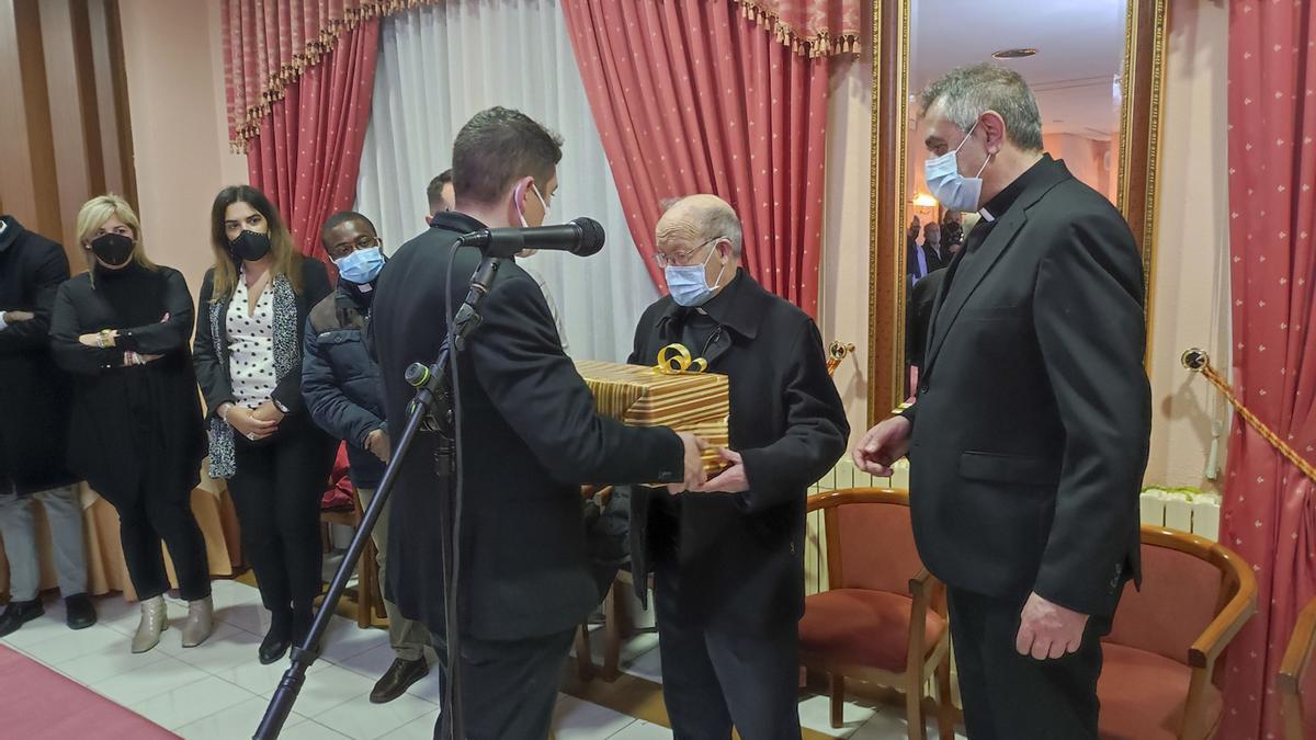 Recibiendo un regalo de la Diócesis por su labor pastoral durante 50 años, primero en San Esteban del Molar y luego en Benavente.