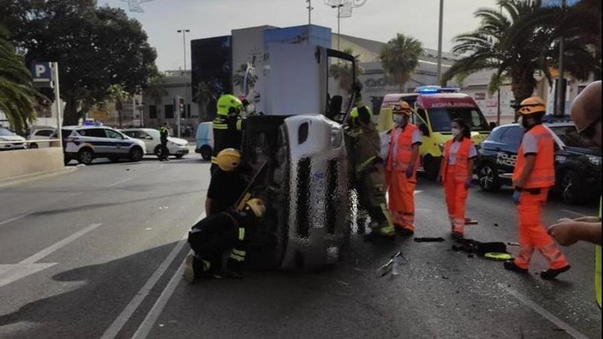 Vehículo semivolcado en el accidente ocurrido cerca de Renfe, en la avenida de la Estación de Alicante