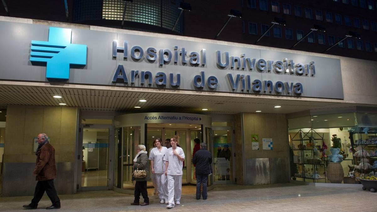 Entrada del Hospital Arnau de Vilanova de Lleida.