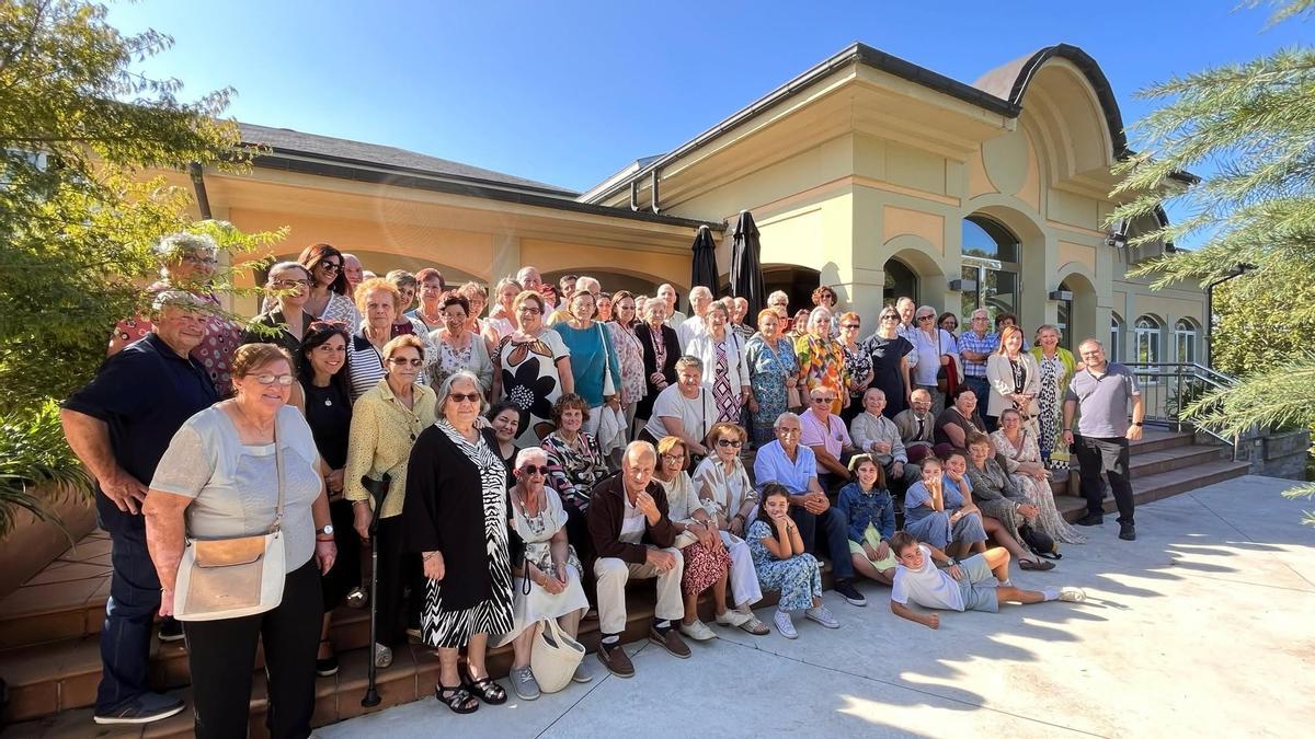 Foto de familia de los asistentes al homenaje.