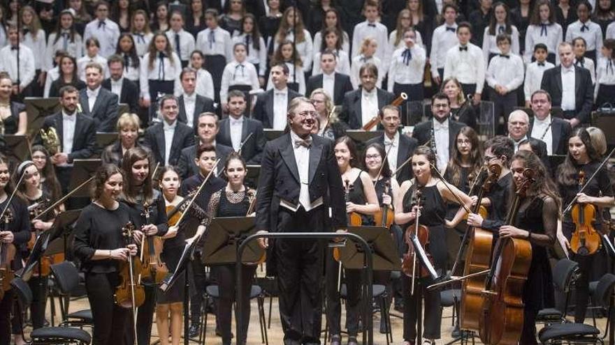 La Orquesta de Niños y la Sinfónica de Galicia, reunidos por primera vez en el escenario