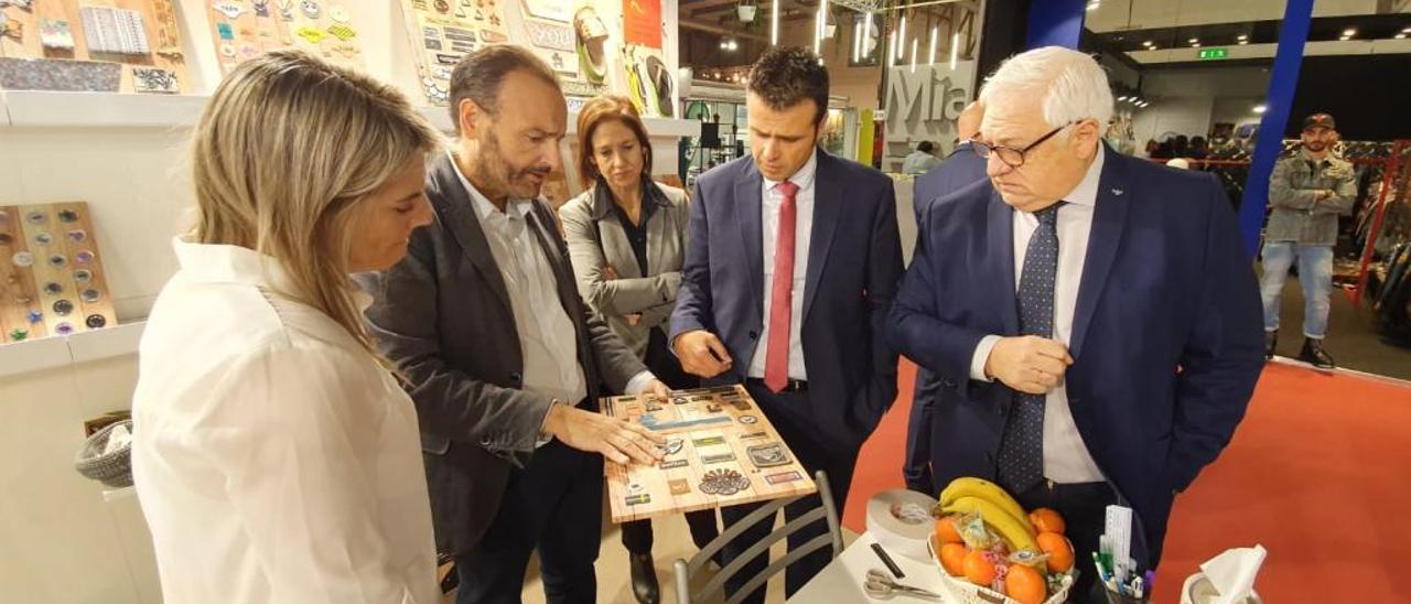 La visita de ediles de Elche a expositores en Milán.