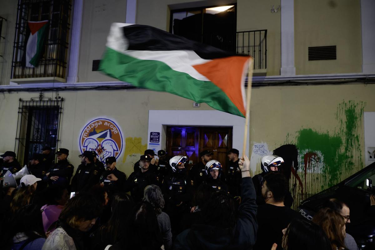 MÁLAGA, 16/01/2026.- Un grupo de personas del colectivo 'Un Techo por Derecho' ha ocupado este viernes un edificio del centro de Málaga que, según asegura, al parecer la Junta de Andalucía vendió a un fondo de inversión israelí, como acción reivindicativa ante una situación de "emergencia habitacional". EFE/ Jorge Zapata
