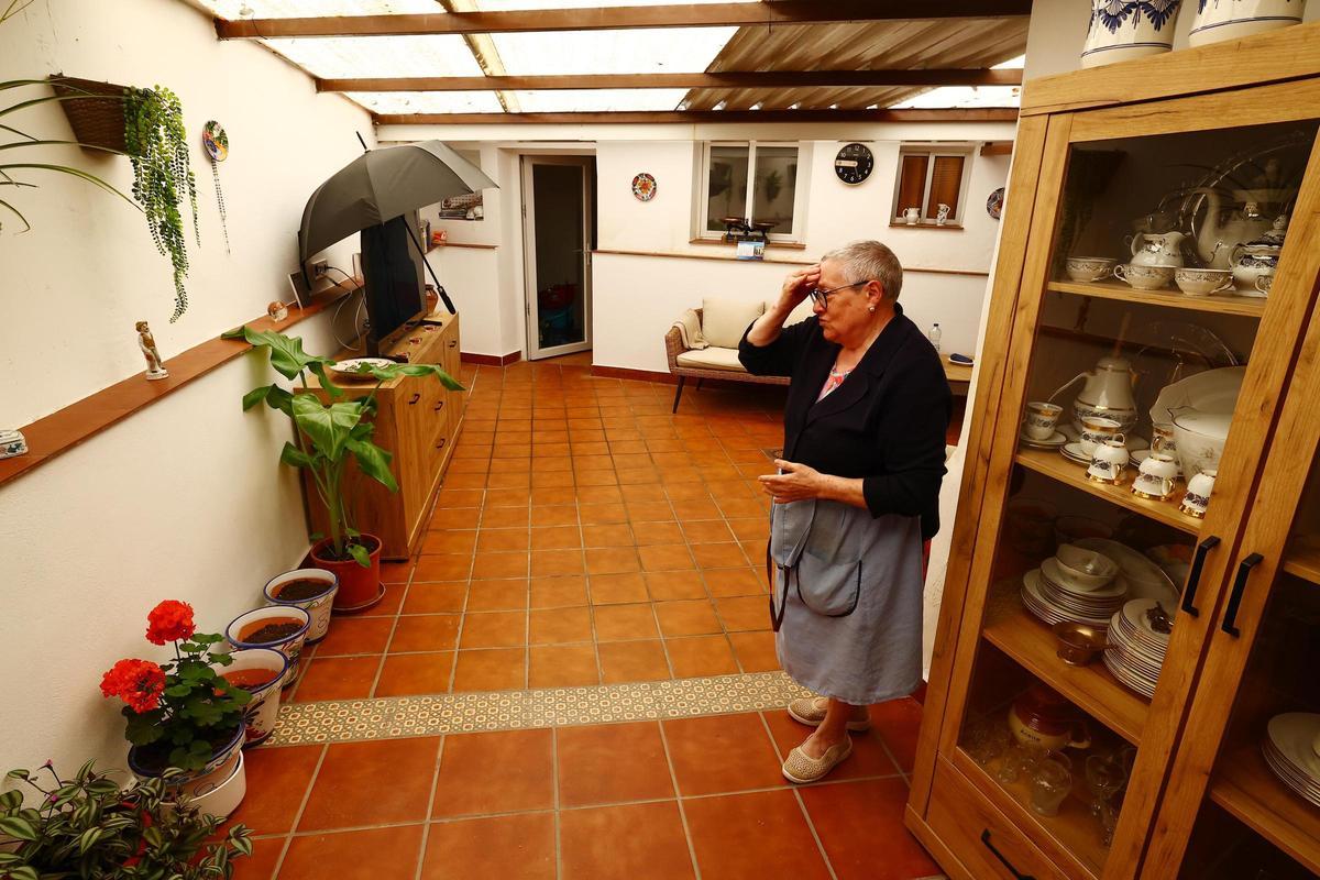 La casa de María Jesús durante la riada y un año después.