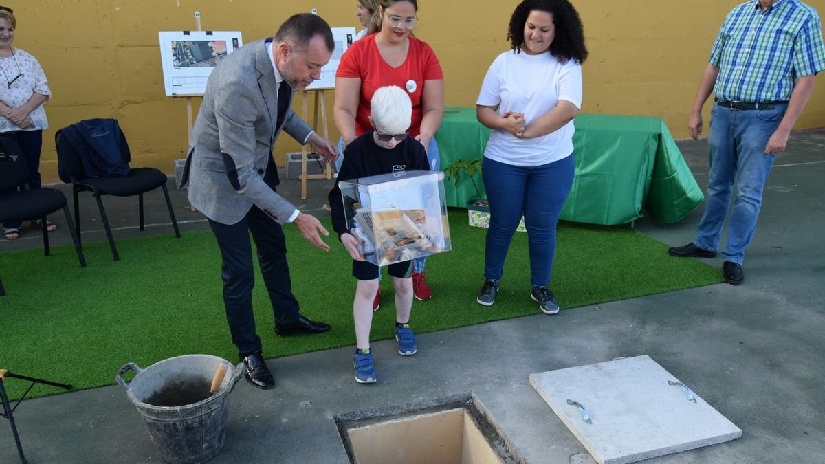 Imagen de la colocación de la primera piedra de la obra del CEIP de Sardina, en Gáldar.