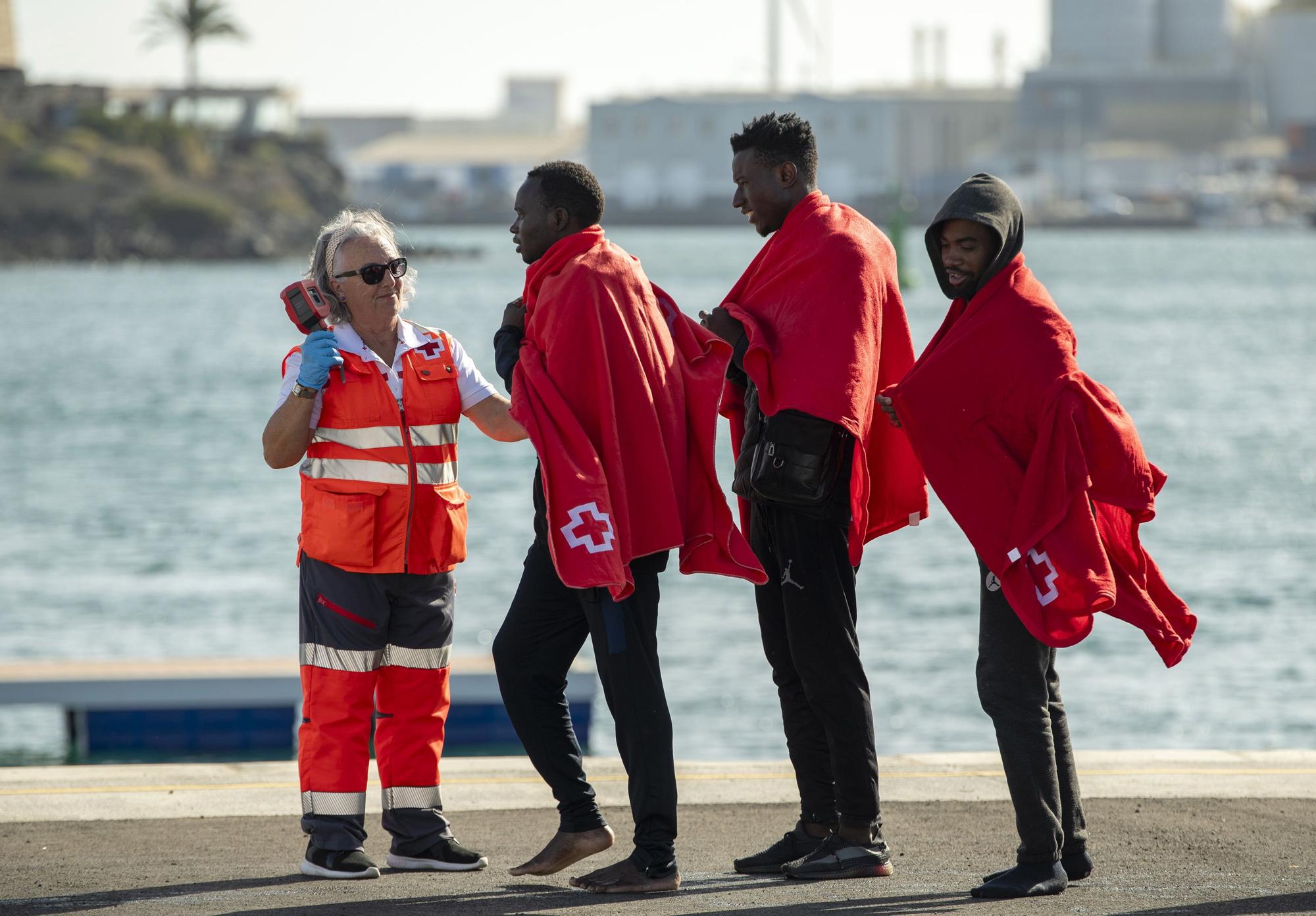 Llegada de migrantes a Puerto Naos, en Arrecife (Lanzarote)