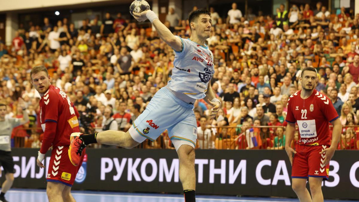 Abel Serdio se dispone a marcar ante Serbia