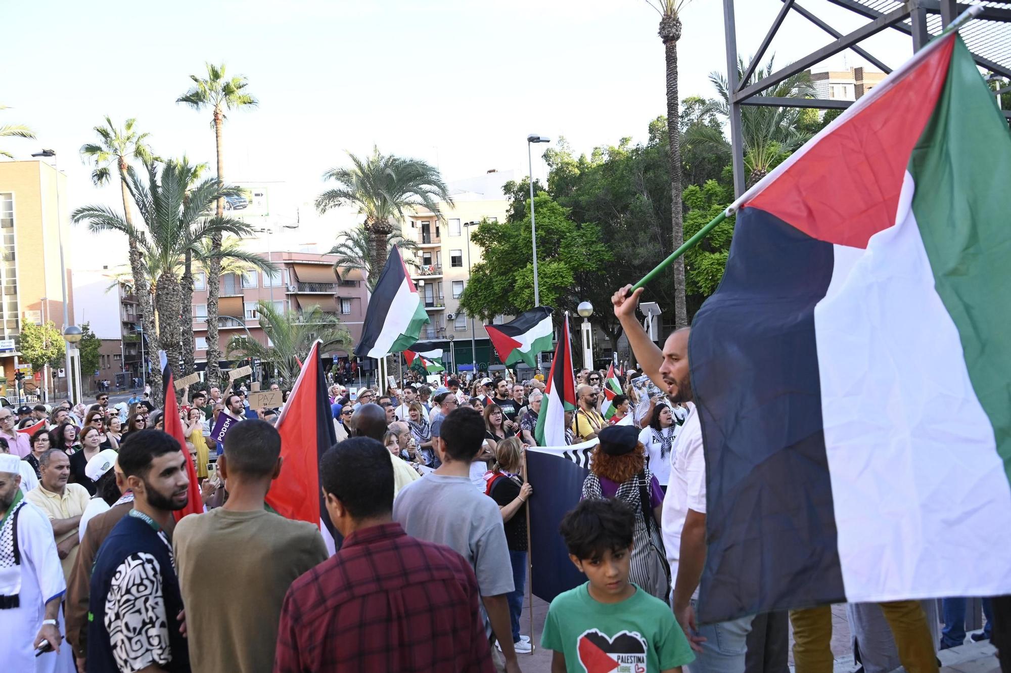 Así ha sido la multitudinaria manifestación para exigir la libertad de Palestina en Elche