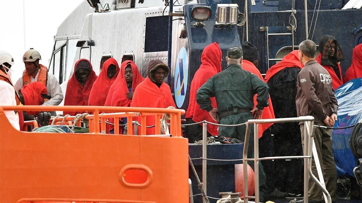 Llegada de 36 personas rescatadas por Salvamento Marítimo al puerto de Almería.