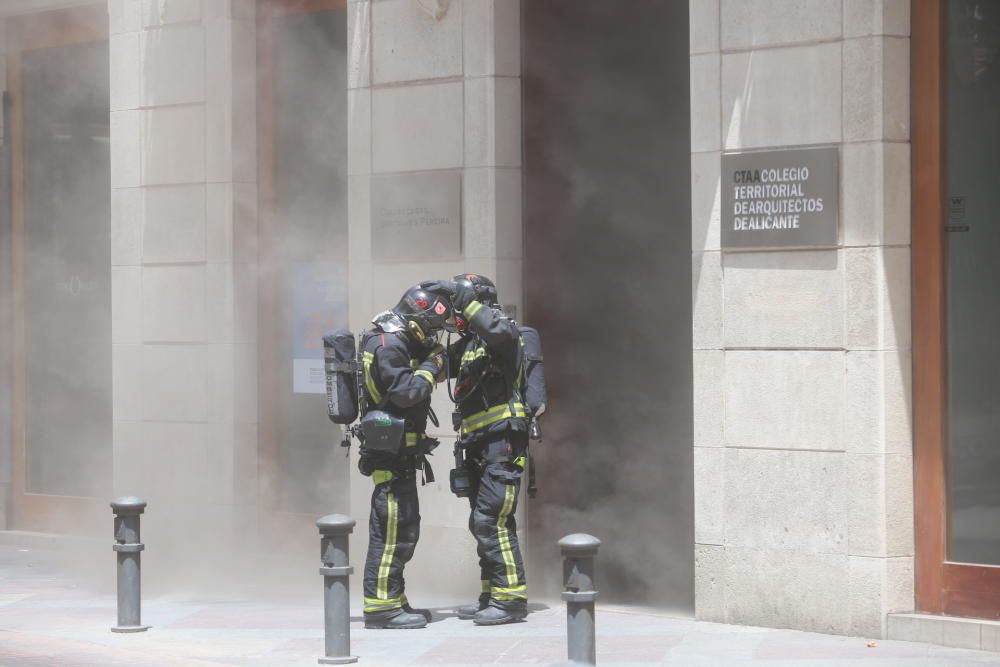 Los bomberos acúan en el Colegio de Arquitectos