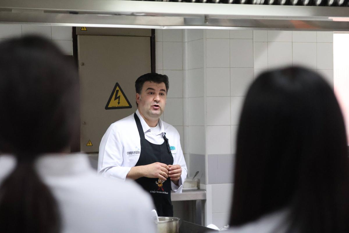 GALERÍA | Los secretos del torrezno de Soria, en la Escuela de Hostelería de Zamora
