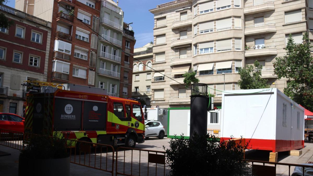 Un camión de Bombers de Barcelona en la plaza Frederic Soler, cerca de la zona donde se produjo el socavón en el Putxet