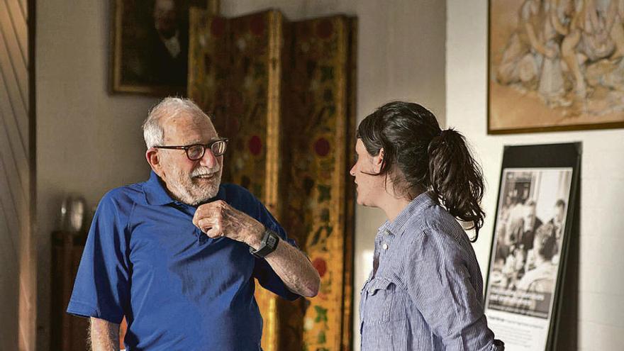 Eliana Álvarez y Walter Munk en la casa de este último, en la ciudad californiana de San Diego.