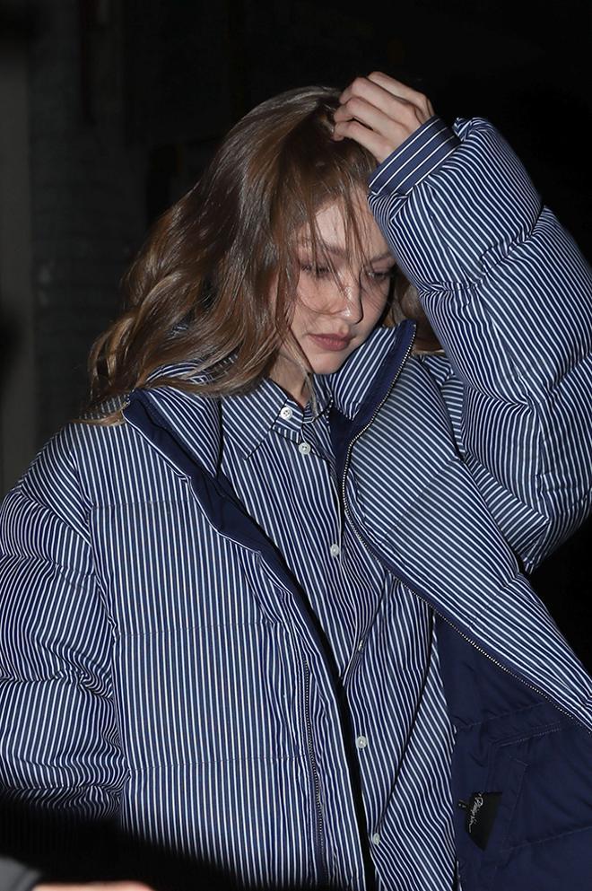 Gigi Hadid atusándose en pelo en la calle