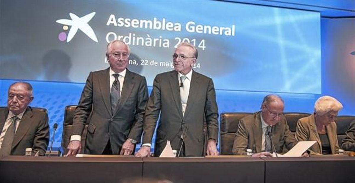 Al centre, Juan María Nin i Isidre Fainé, ahir, a l’assemblea general de l’entitat. Al centre, Juan María Nin i Isidre Fainé, ahir, a l’assemblea general de l’entitat.