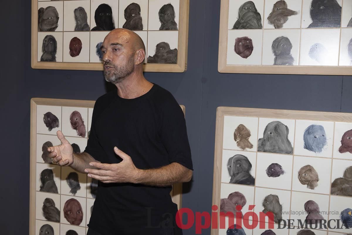 Así es la exposición 'Los Asomados' de Lidó Rico, que llega a Caravaca en su Año Jubilar