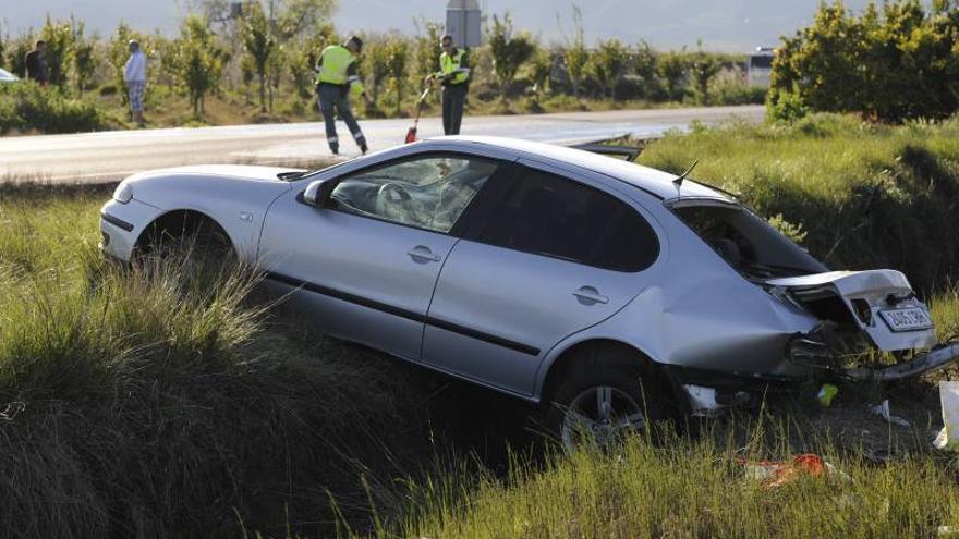 Muere una mujer al salirse su coche de la carretera en Catí