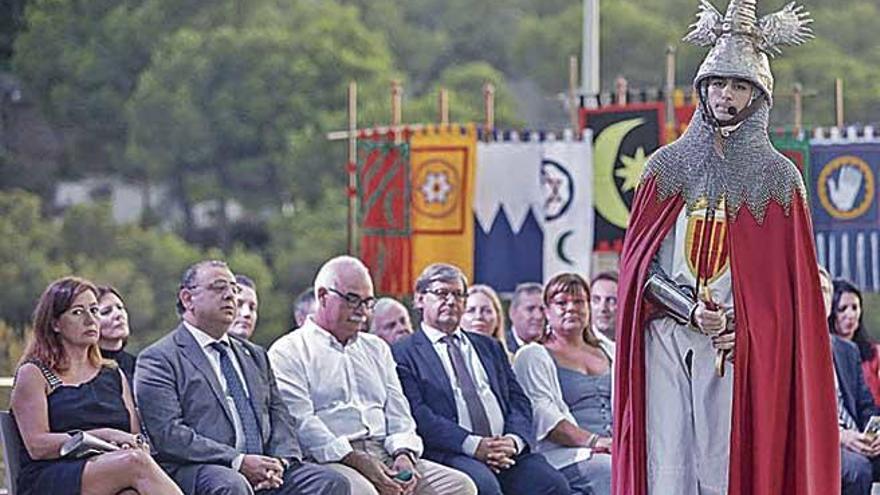 El Rei en Jaume desfila ante Armengol, Rodríguez y Suárez.