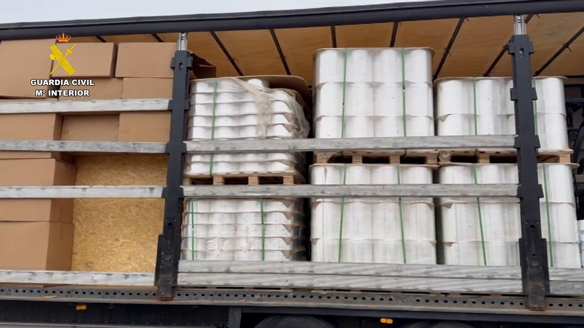 Algunas de las cajas de tabaco ilegal intervenidas.