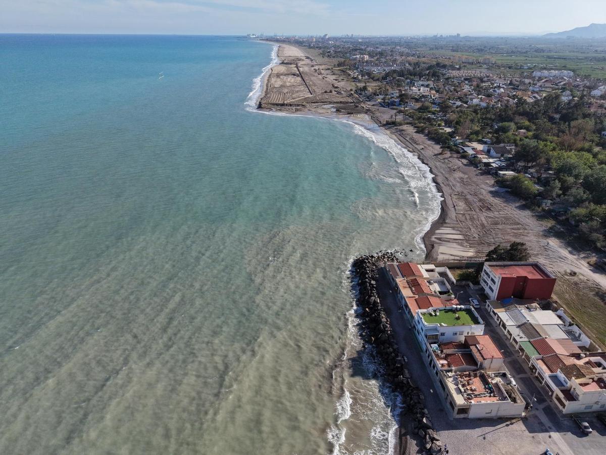 Así va reperfilando el macrotrasvase de arena el litoral norte de Sagunt