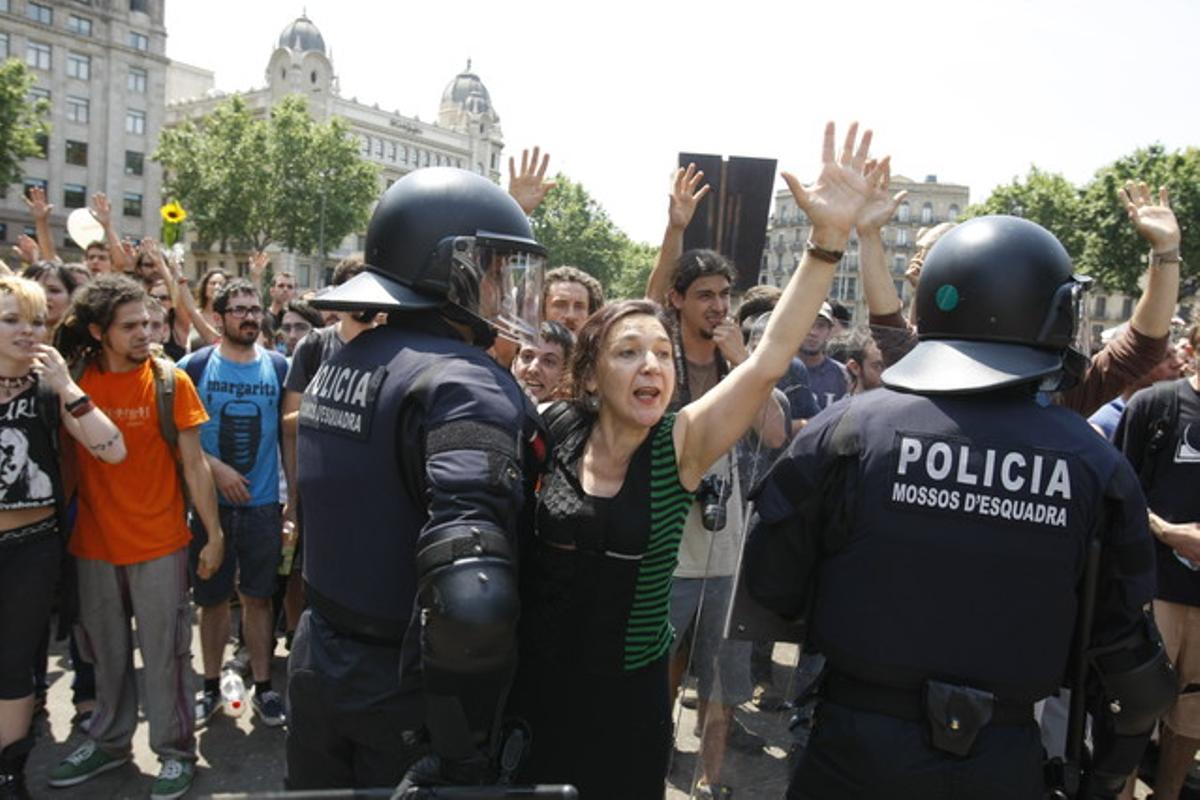 El desalojo de plaça Catalunya, visto por Ricard Cugat.