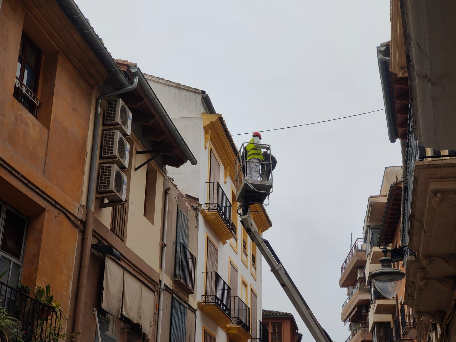 Revisan el estado del tejado de una casa abandonada en el casco antiguo de Xàtiva