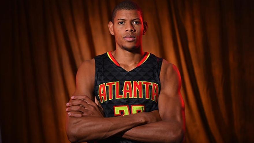 Edy Tavares posa con la camiseta de los Atlanta Hawks.