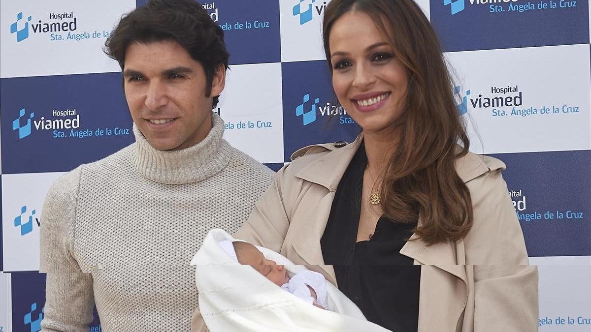 Eva González y Cayetano Rivera presentan a su hijo