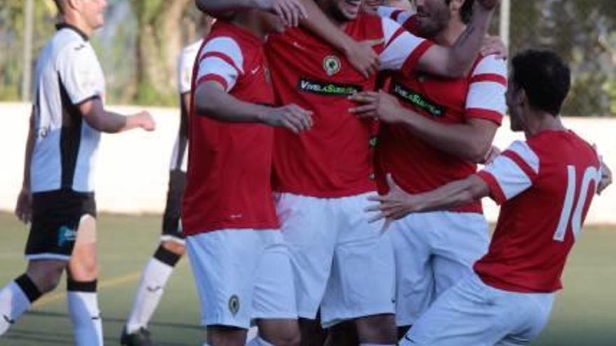 Los jugadores del Hércules se abrazan tras el primer gol del mediocentro Albert Vivancos con el conjunto alicantino.