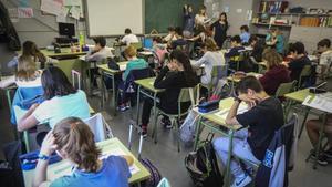 Clase de sexto B de la escuela Mestre Enric Gibert, en Sant Andreu, respondiendo a la prueba de medio natural, este martes.