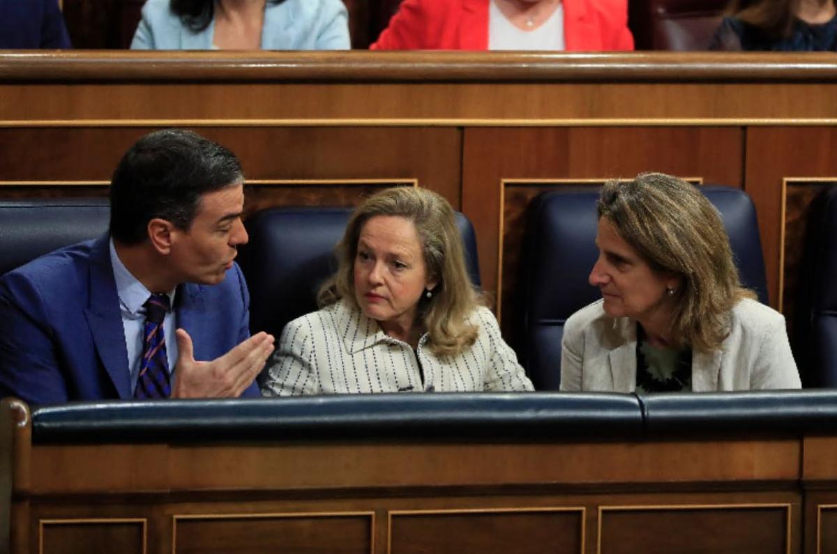 El presidente del Gobierno, Pedro Sánchez, la vicepresidenta y ministra de Asuntos Económico, Nadia Calviño, y la vicepresidenta y ministra para la Transición Ecológica, Teresa Ribera. 