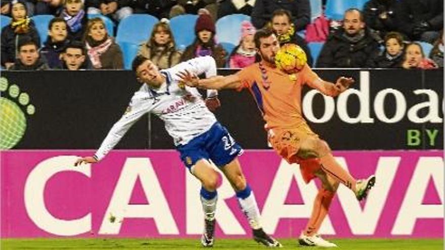 Jordi Masó pugna per la pilota en una acció del Saragossa-Llagostera de fa dues jornades.