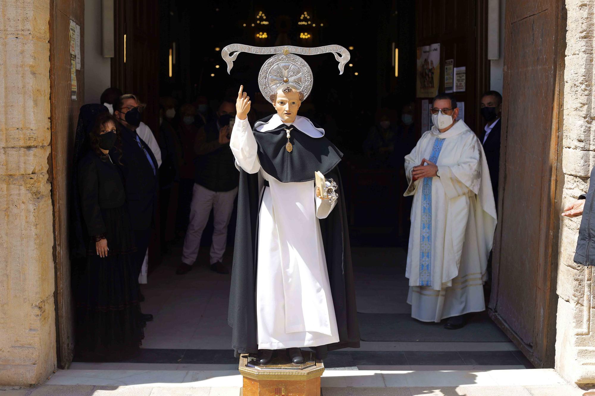 San Vicente Ferrer del Altar del Pilar sale a la puerta de la iglesia.