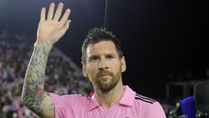 SOCCER-USA-MIA-CIN/ Messi saluda a la grada al final de un partido del Inter Miami en casa.