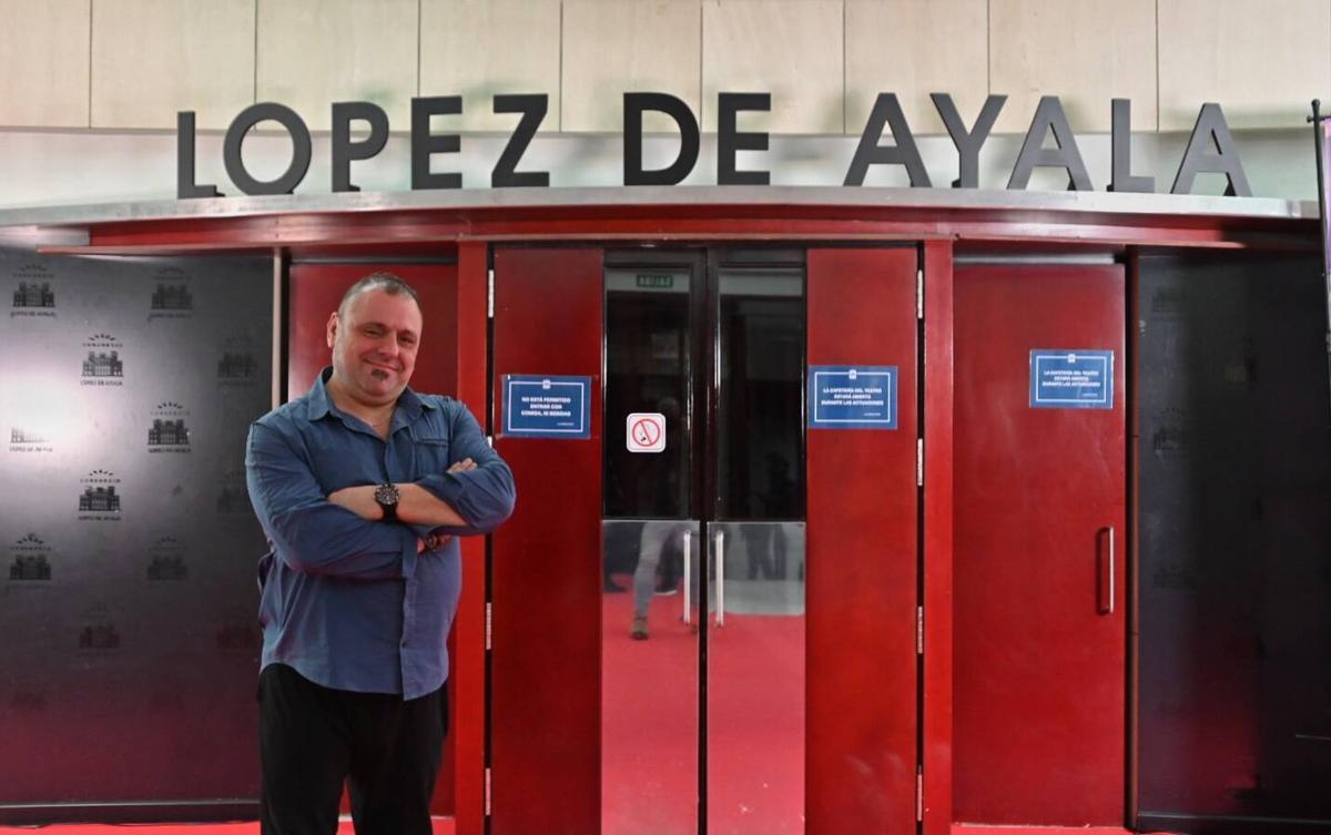 José Luis Lorido, presentador del Comba 2026, en el vestíbulo del López de Ayala de Badajoz.