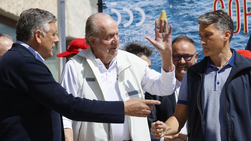 La llegada de Juan Carlos I llega al club náutico de Sanxenxo