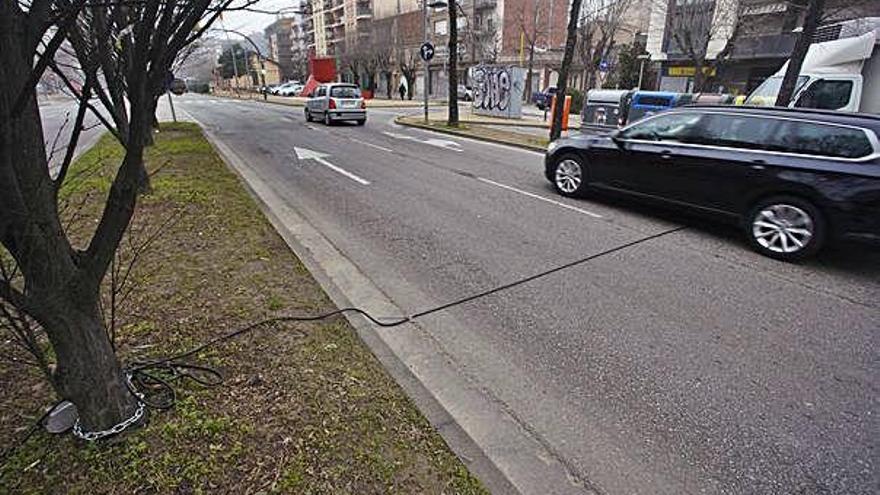 Cables comptant el pas de vehicles al passeig dels Països Catalans.