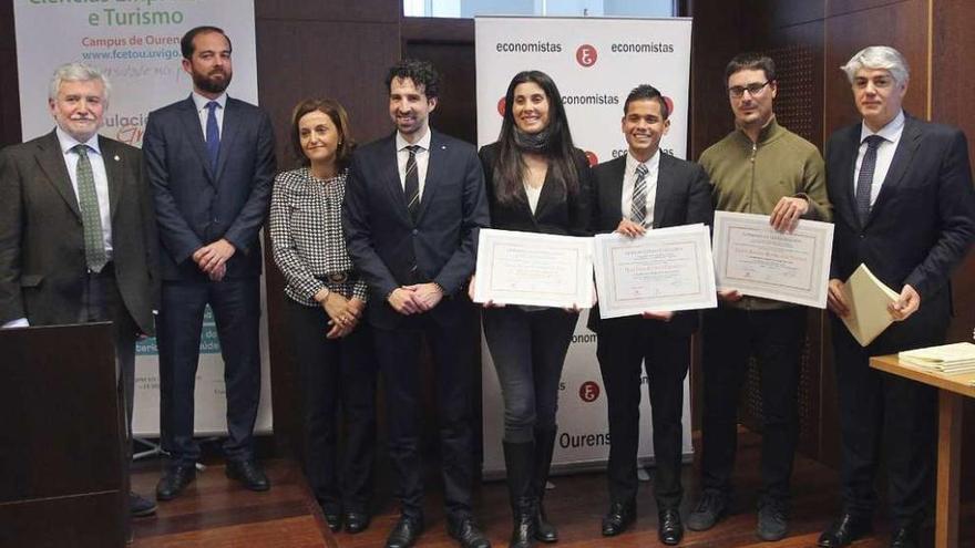 Los premiados, con diploma, ayer en la Facultade de Empresariais e Turismo. // Iñaki Osorio