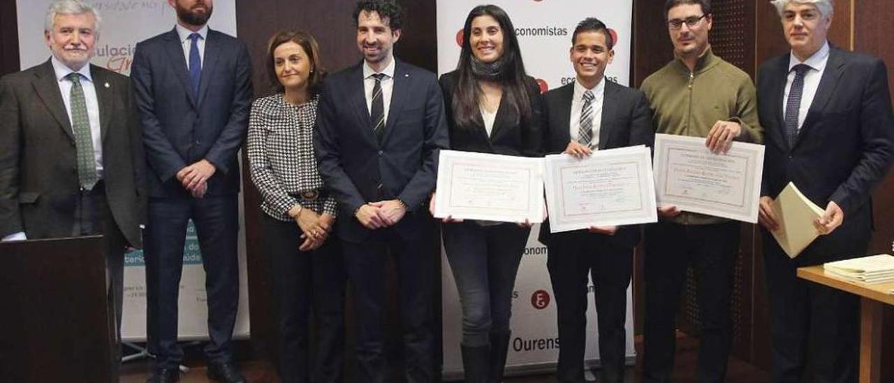 Los premiados, con diploma, ayer en la Facultade de Empresariais e Turismo. // Iñaki Osorio