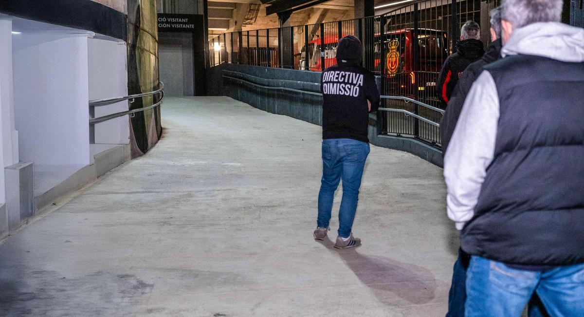 Un hincha en Son Moix el domingo con el mensaje ‘Directiva, dimisión’, en su sudadera.