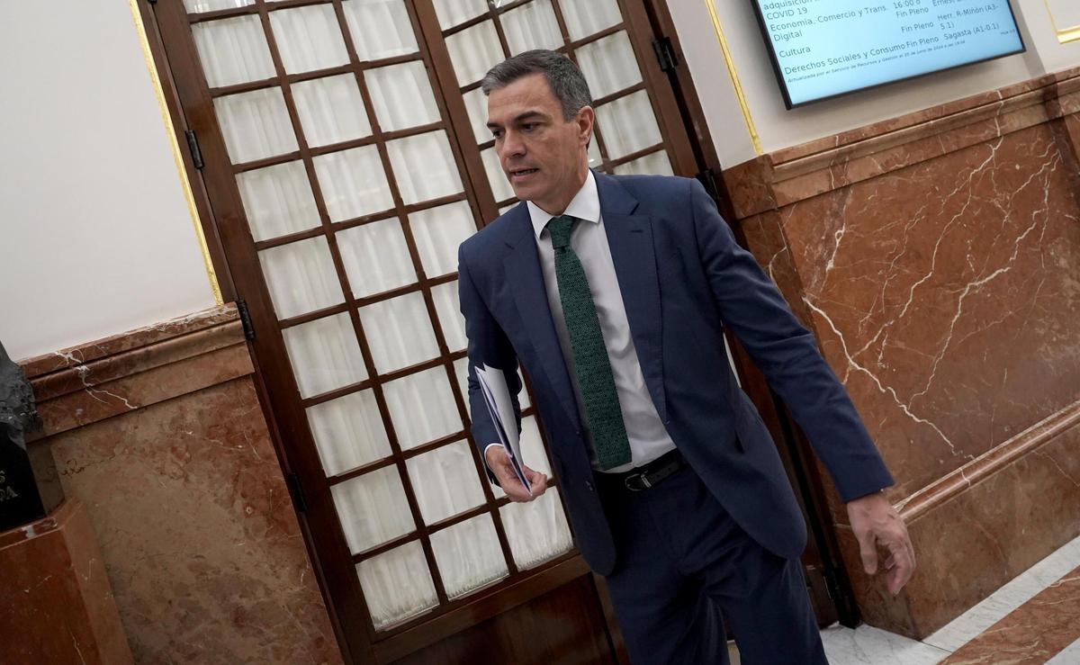 Pedro Sánchez sale del hemiciclo del Congreso de los Diputados, el pasado 26 de junio.