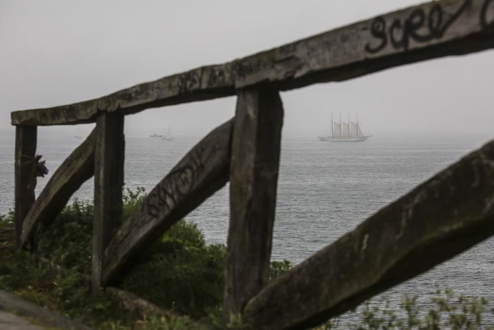 Llegada de tres goletas de la Armada Española y de un barco de la escuela de la Marina Portuguesa a la bahía de Gijón