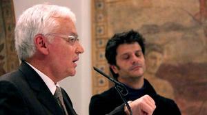 El conseller lamenta l’associació entre política i corrupció en alguns números.