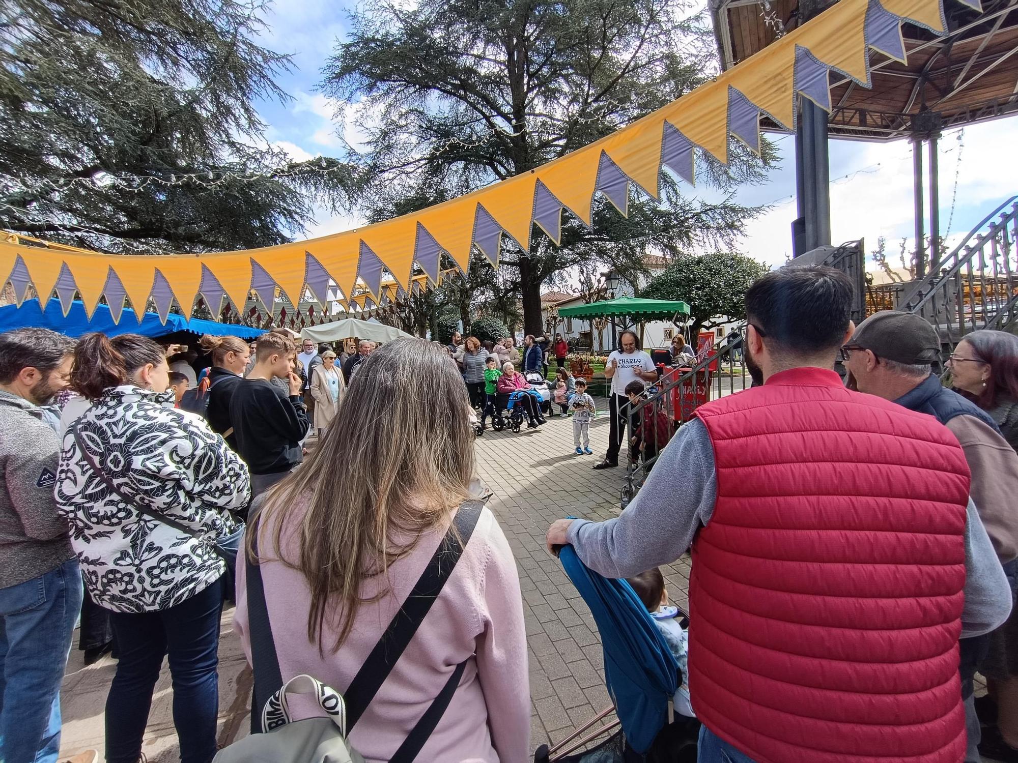 El Mercáu Polesu de Güevos Pintos, en imágenes